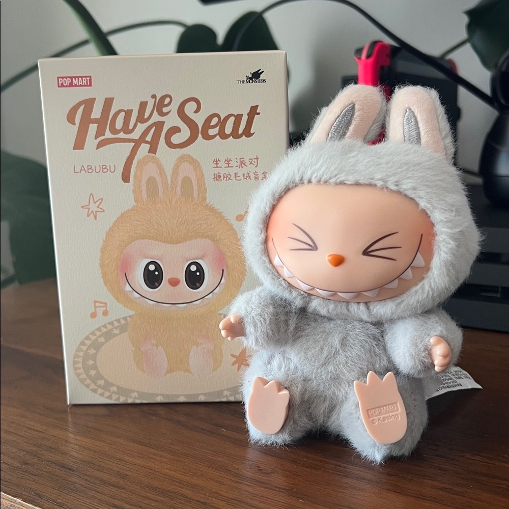 Pop Mart Labubu Hehe (Have a Seat)
